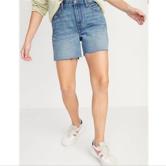 Old Navy Pants - Old Navy High Rise Slouchy Straight Light Wash Raw Hem Jean Shorts Size 28 NWT